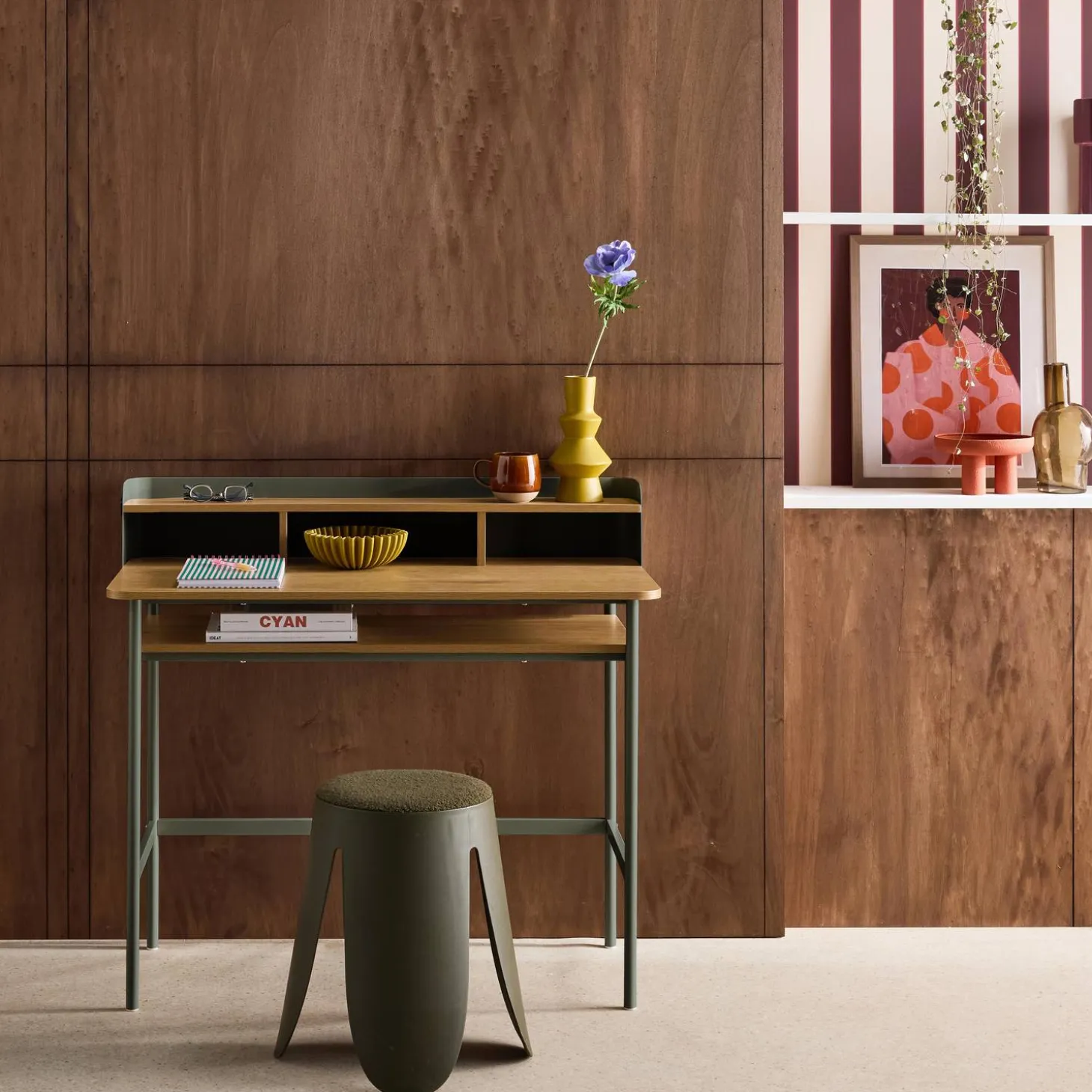 Escritorio de metal y decoración de madera con 3 nichos