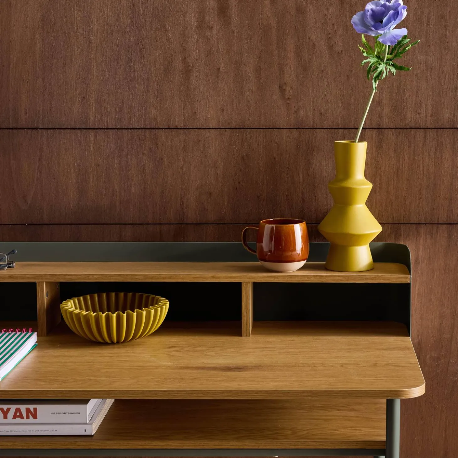 Escritorio de metal y decoración de madera con 3 nichos