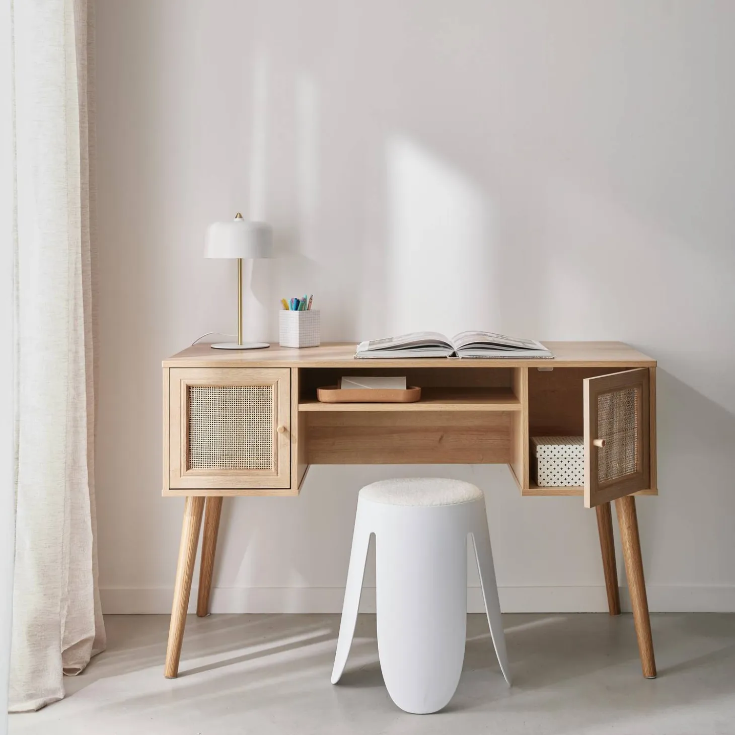 Escritorio decoración madera con 2 puertas