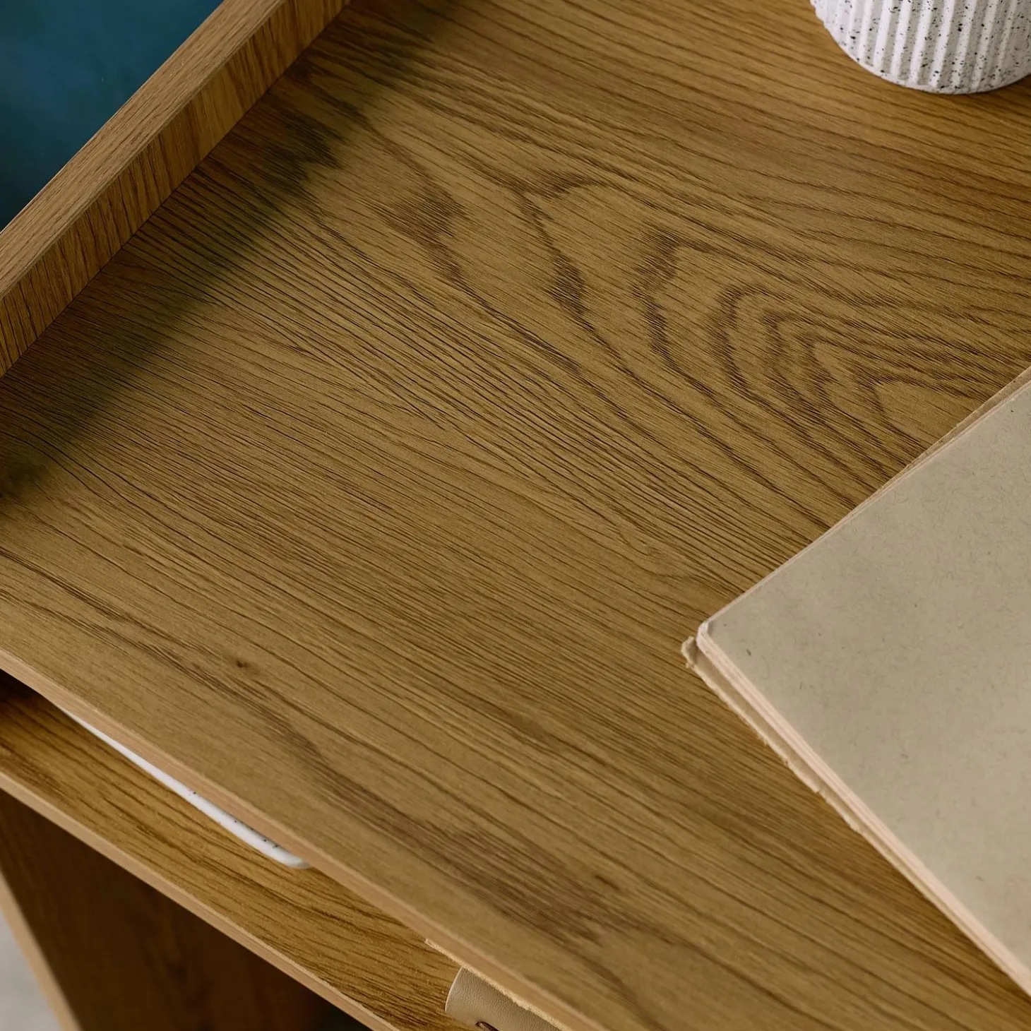 Escritorio decorativo de madera con 2 compartimentos