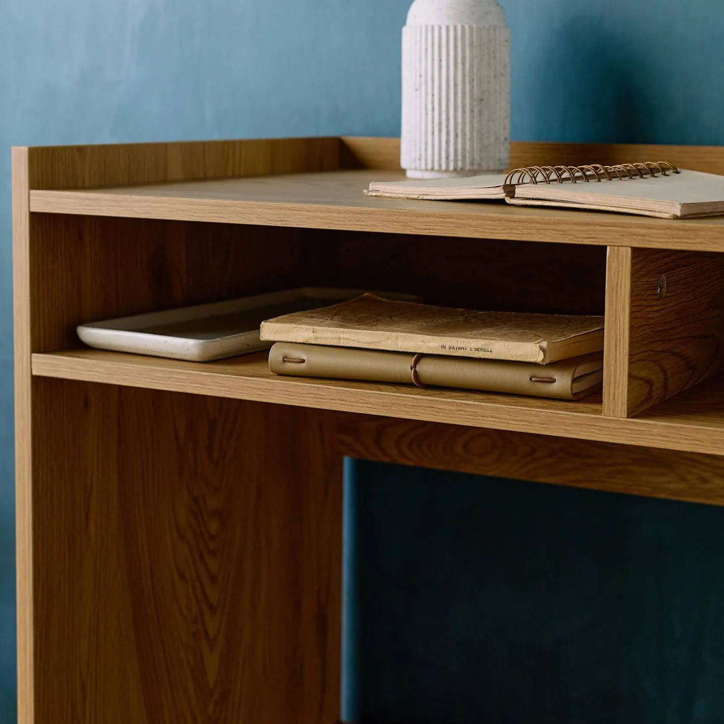 Escritorio decorativo de madera con 2 compartimentos