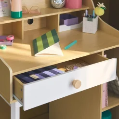 Escritorio infantil con cajón y estantes