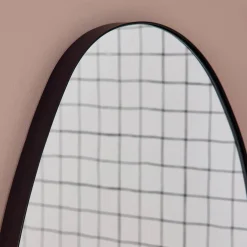 Espejo de metal negro con forma orgánica decorativo de pared