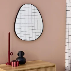 Espejo de metal negro con forma orgánica decorativo de pared