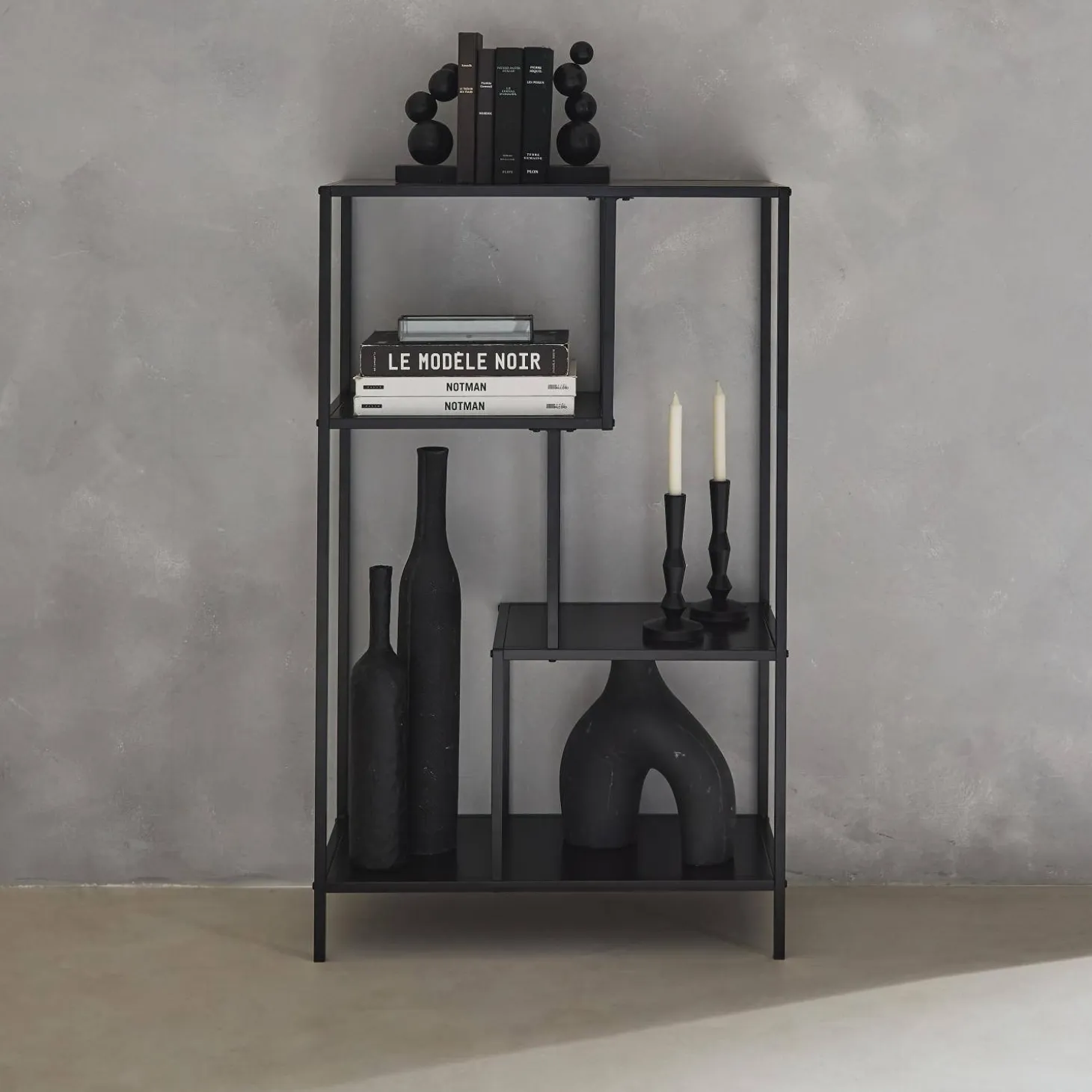 Estantería asimétrica de metal con 4 estanterías