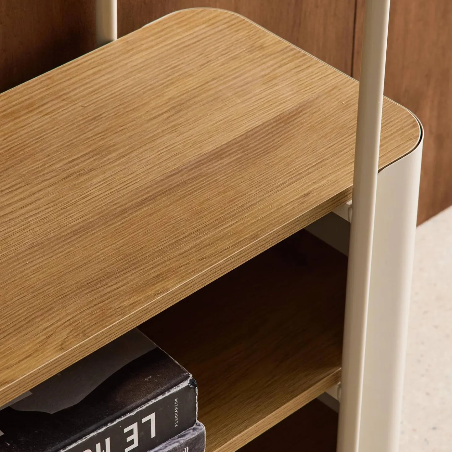 Estantería biblioteca de metal curvado y decoración de madera, 6 niveles