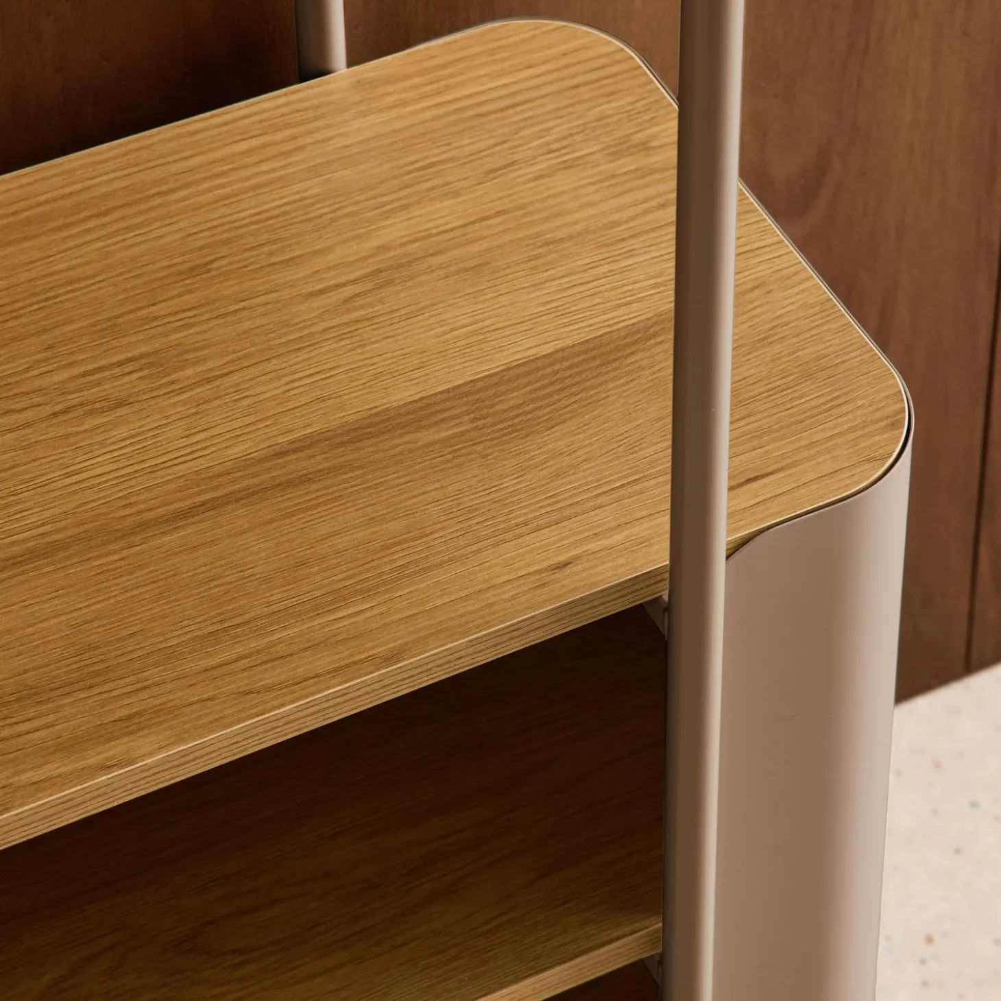 Estantería biblioteca de metal curvado y decoración de madera, 6 niveles