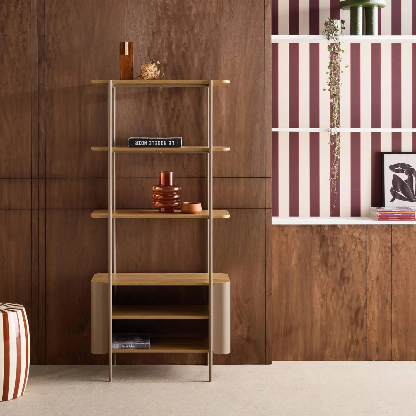 Estantería biblioteca de metal curvado y decoración de madera, 6 niveles