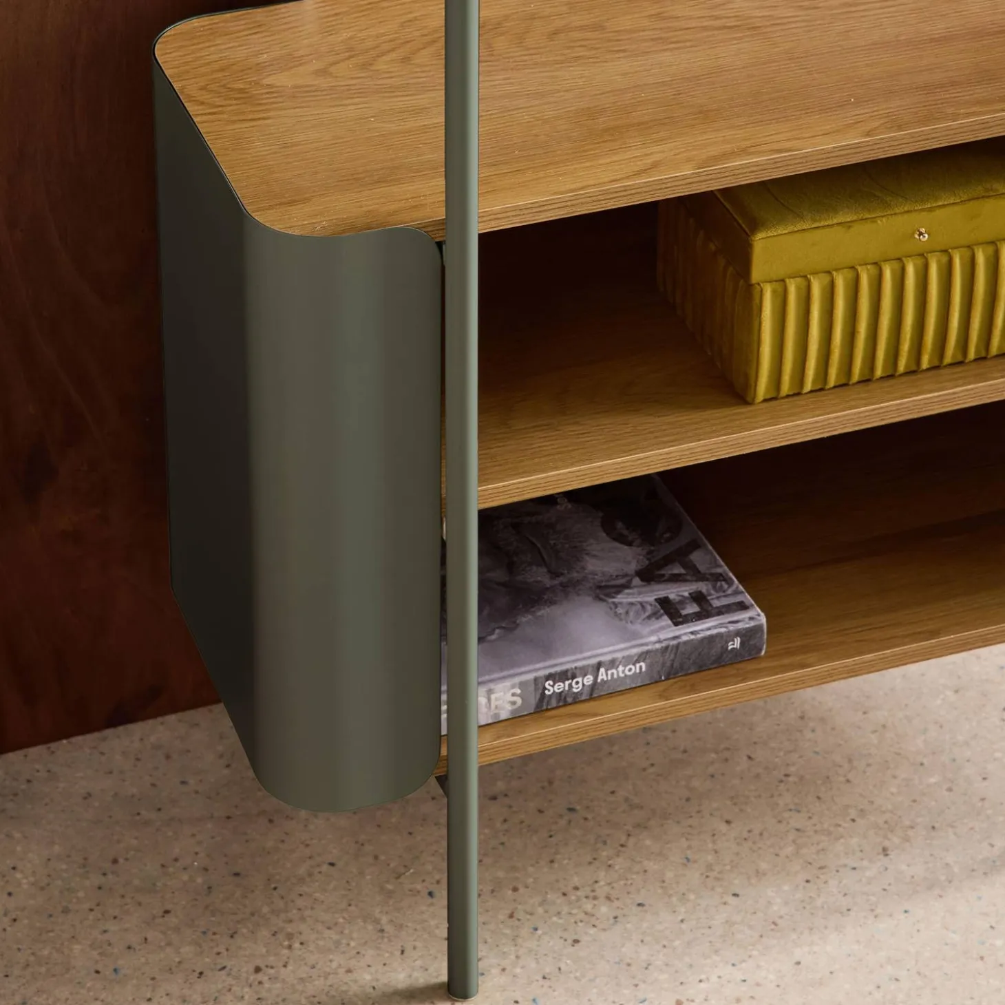 Estantería biblioteca de metal curvado y decoración de madera, 6 niveles