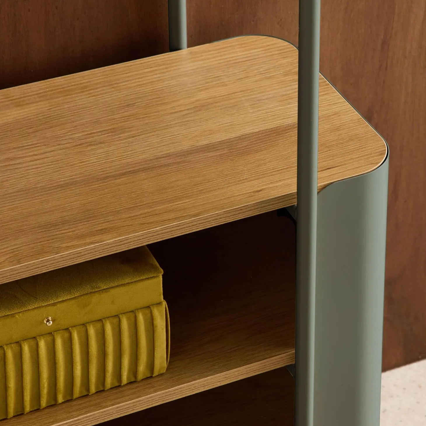Estantería biblioteca de metal curvado y decoración de madera, 6 niveles