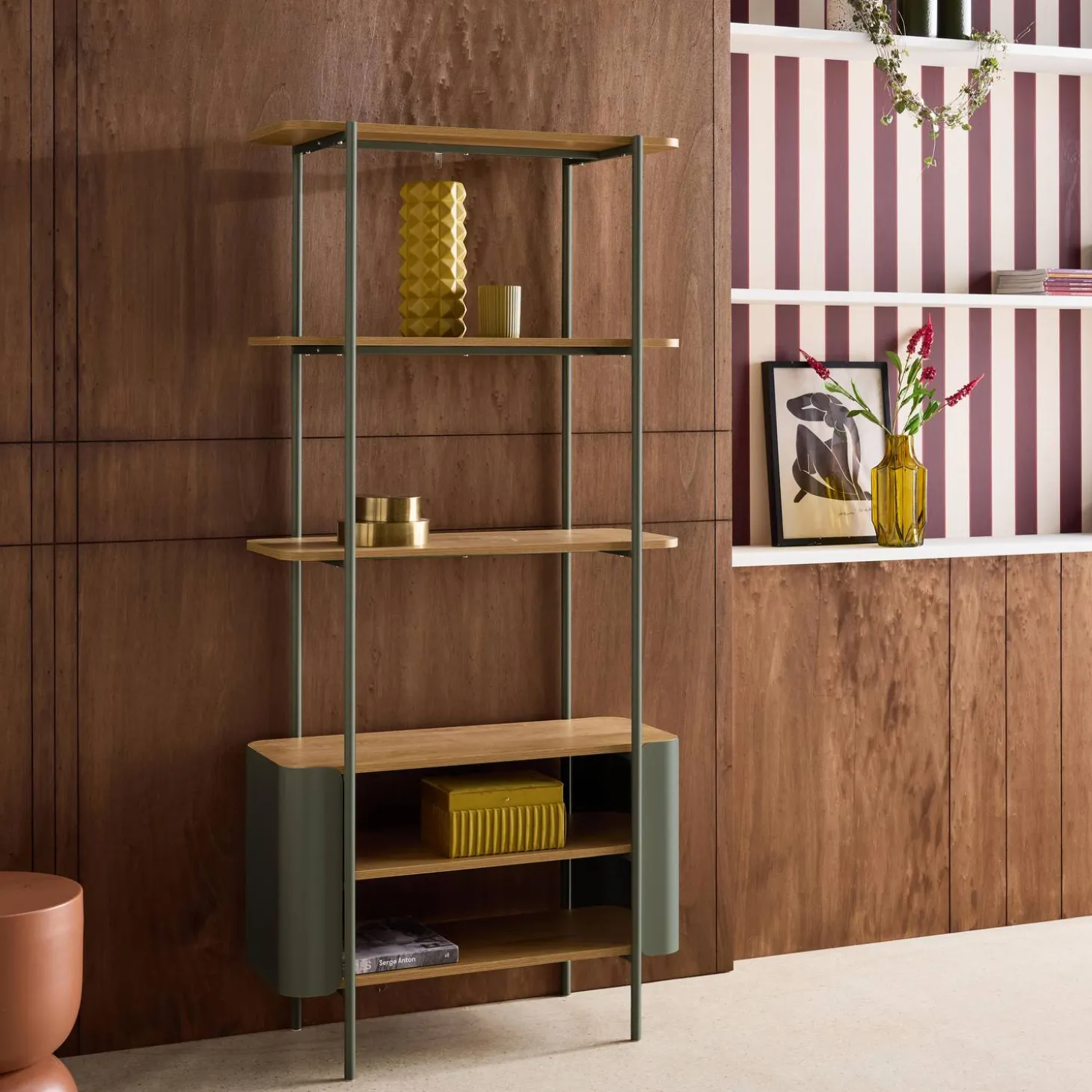Estantería biblioteca de metal curvado y decoración de madera, 6 niveles