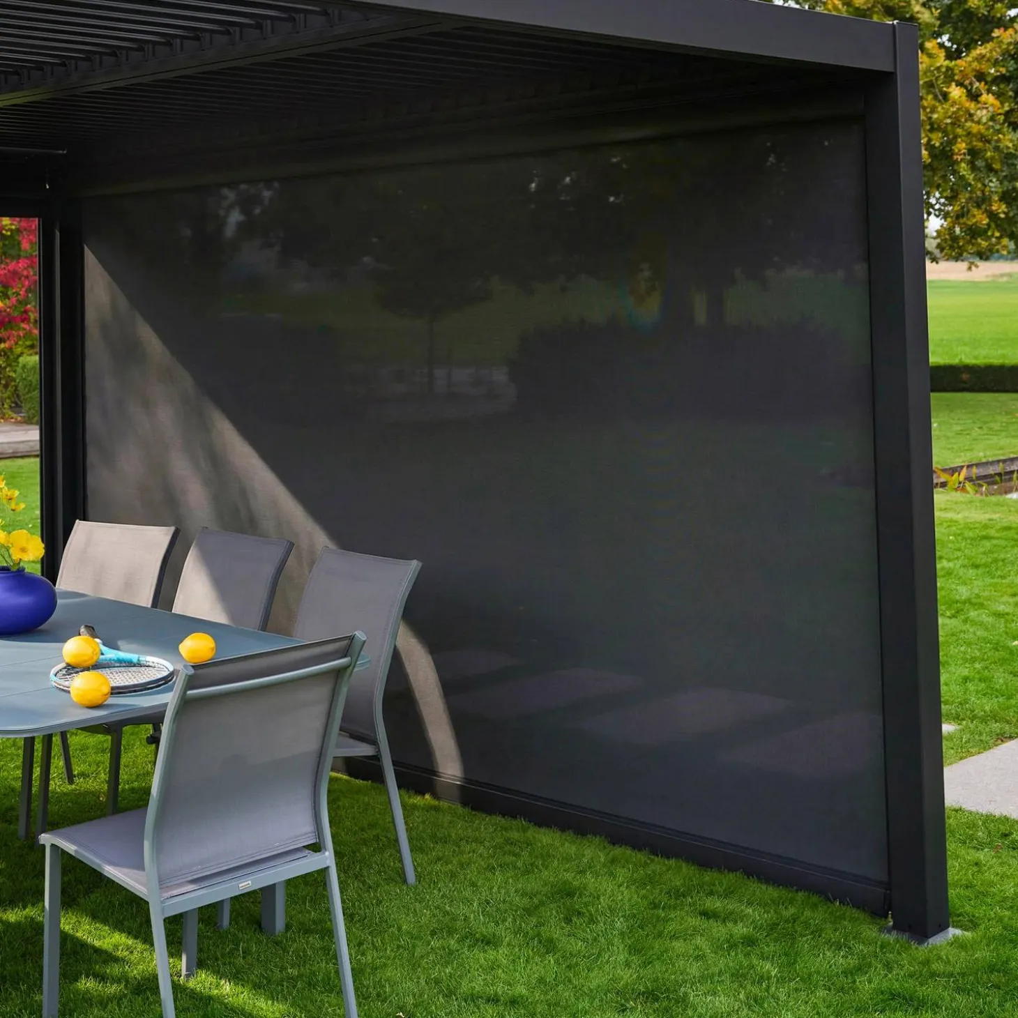 Estor lateral enrollable de aluminio y textileno para pérgola bioclimática, 4m