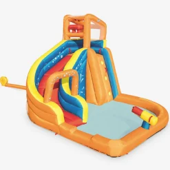Estructura inflable con tobogán acuático