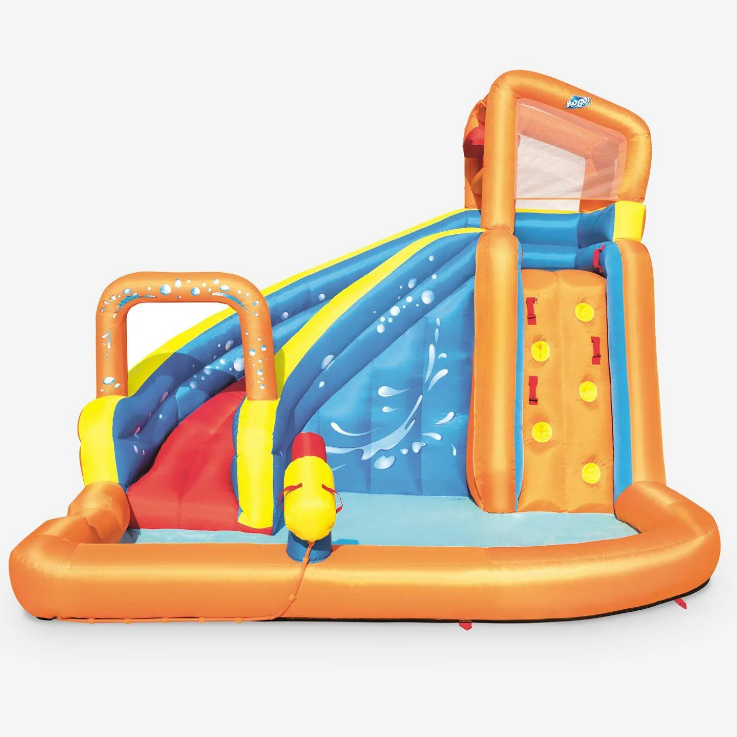 Estructura inflable con tobogán acuático