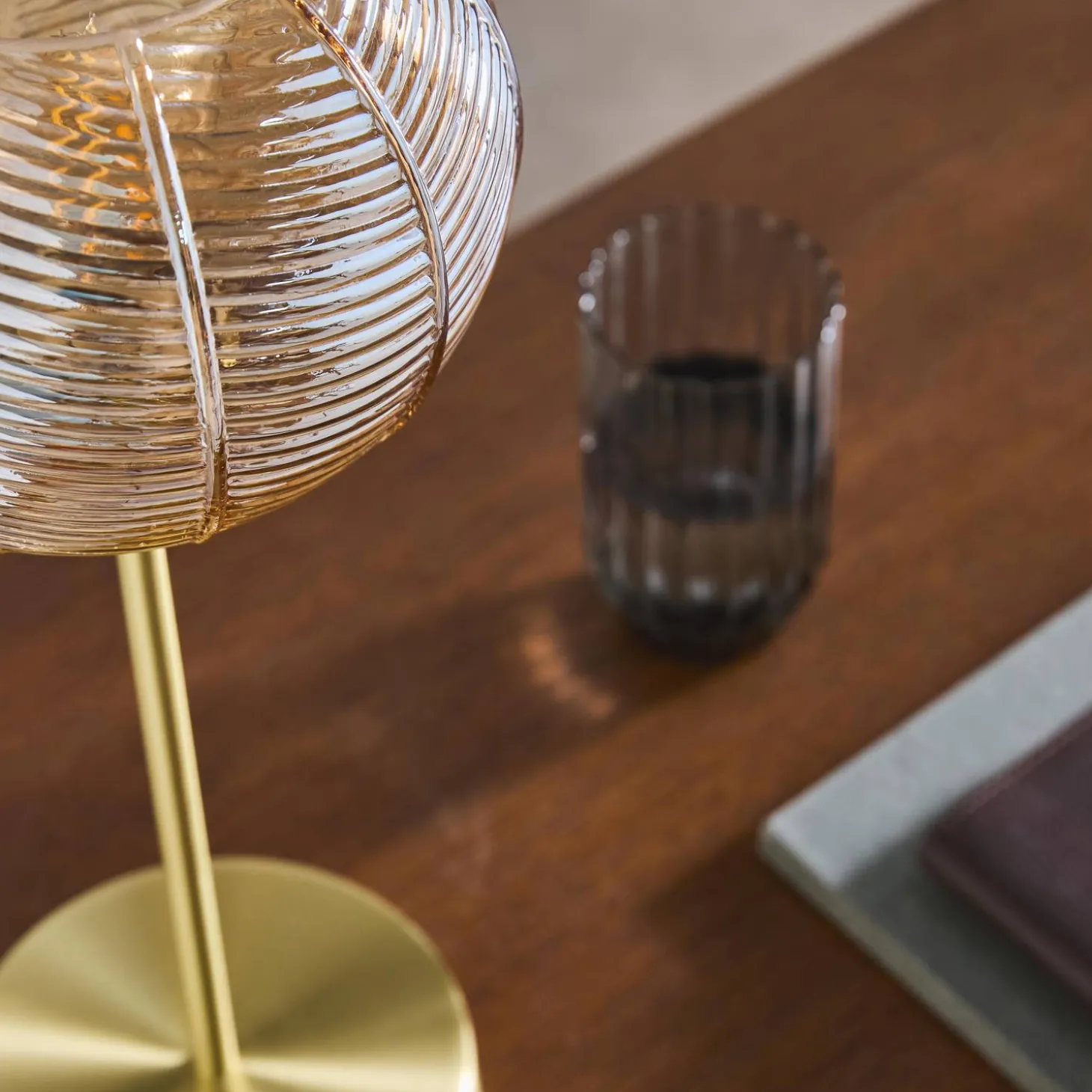 Lámpara de mesa interior metal y vidrio, 20cm
