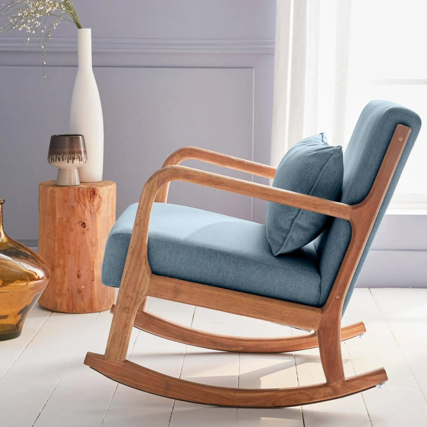 Mecedora estilo escandinavo de madera y tela
