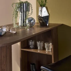 Mesa alta de cocina de madera con espacio de almacenamiento