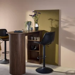 Mesa alta de cocina de madera con espacio de almacenamiento