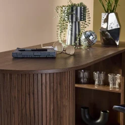 Mesa alta de cocina de madera con espacio de almacenamiento