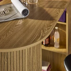 Mesa alta de cocina de madera con espacio de almacenamiento