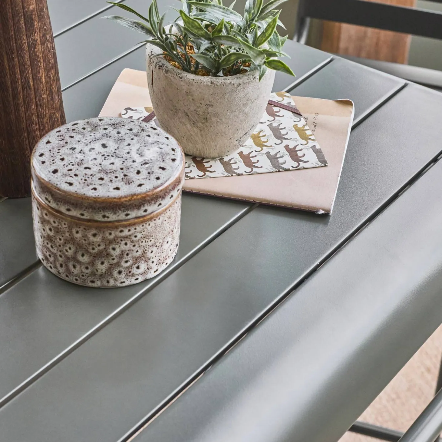 Mesa alta de jardín acero + 2 sillas