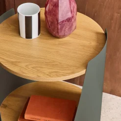Mesa auxiliar de metal y efecto madera, curvado con ruedas