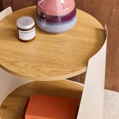 Mesa auxiliar de metal y efecto madera, curvado con ruedas