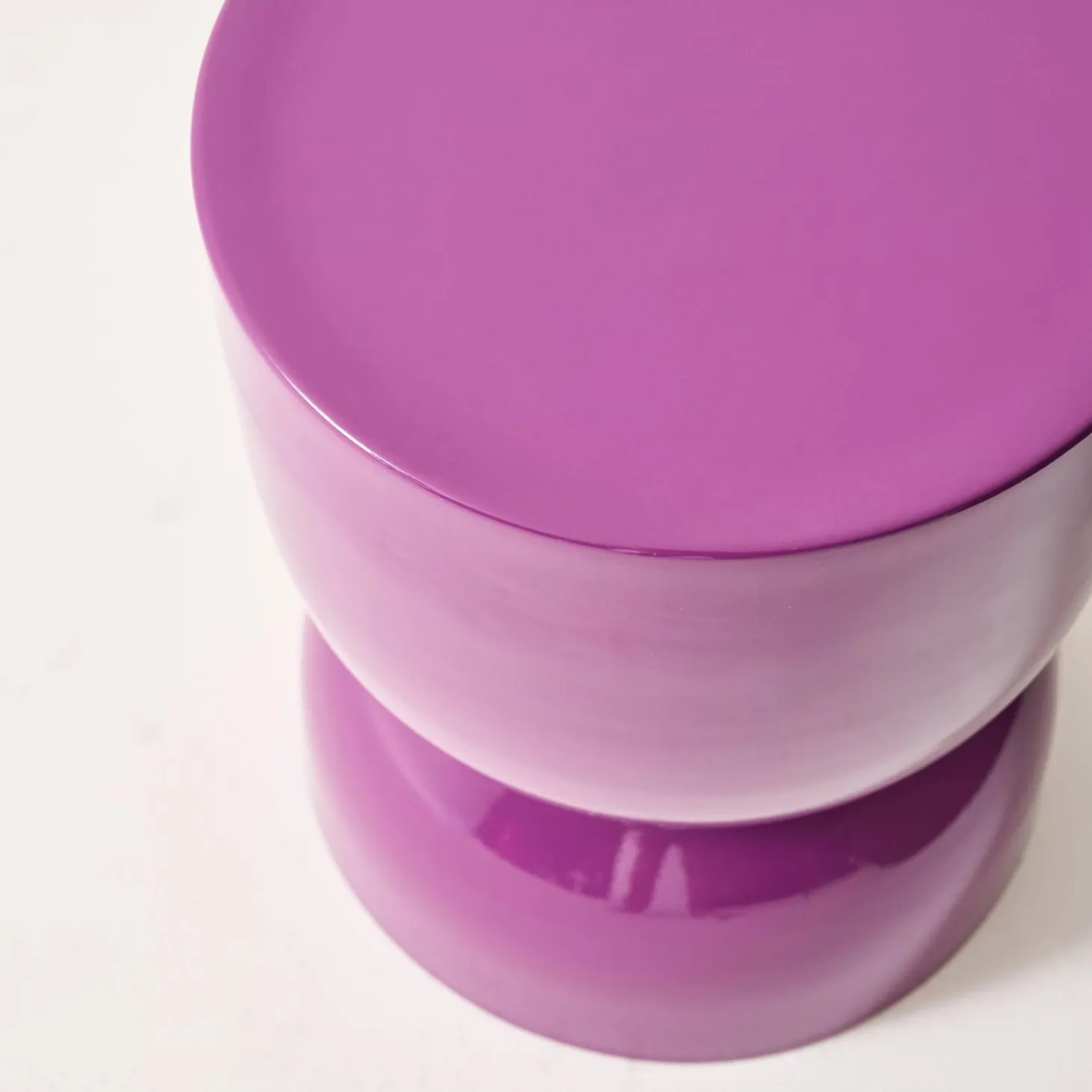 Mesa auxiliar, mesa lateral de sofá, mesita metálica efecto brillante
