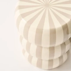 Mesa auxiliar, mesita de noche de acero esmaltado a rayas