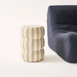 Mesa auxiliar, mesita de noche de acero esmaltado a rayas