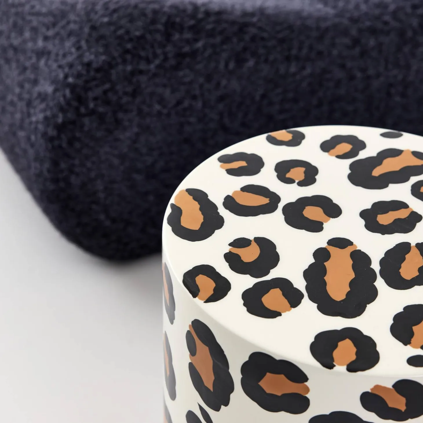 Mesa auxiliar, mesita de noche de acero esmaltado, diseño de leopardo