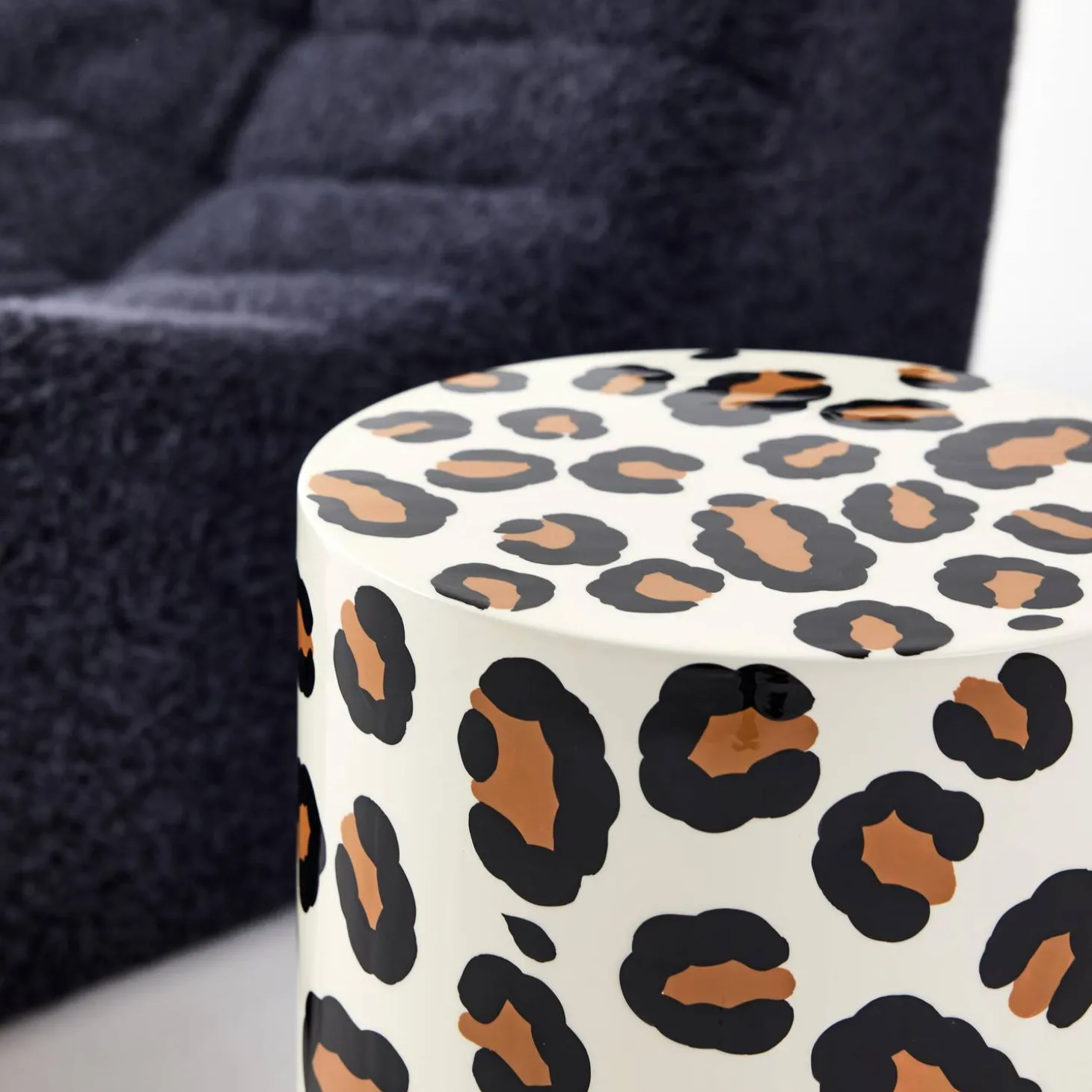 Mesa auxiliar, mesita de noche de acero esmaltado, diseño de leopardo