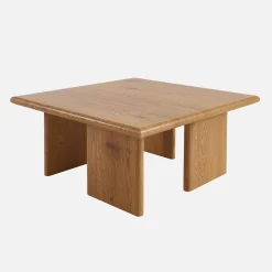 Mesa de centro baja y cuadrada