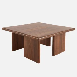 Mesa de centro baja y cuadrada