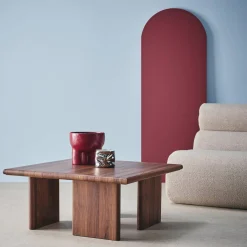 Mesa de centro baja y cuadrada