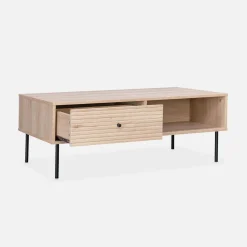 Mesa de centro con decoración de madera acanalada