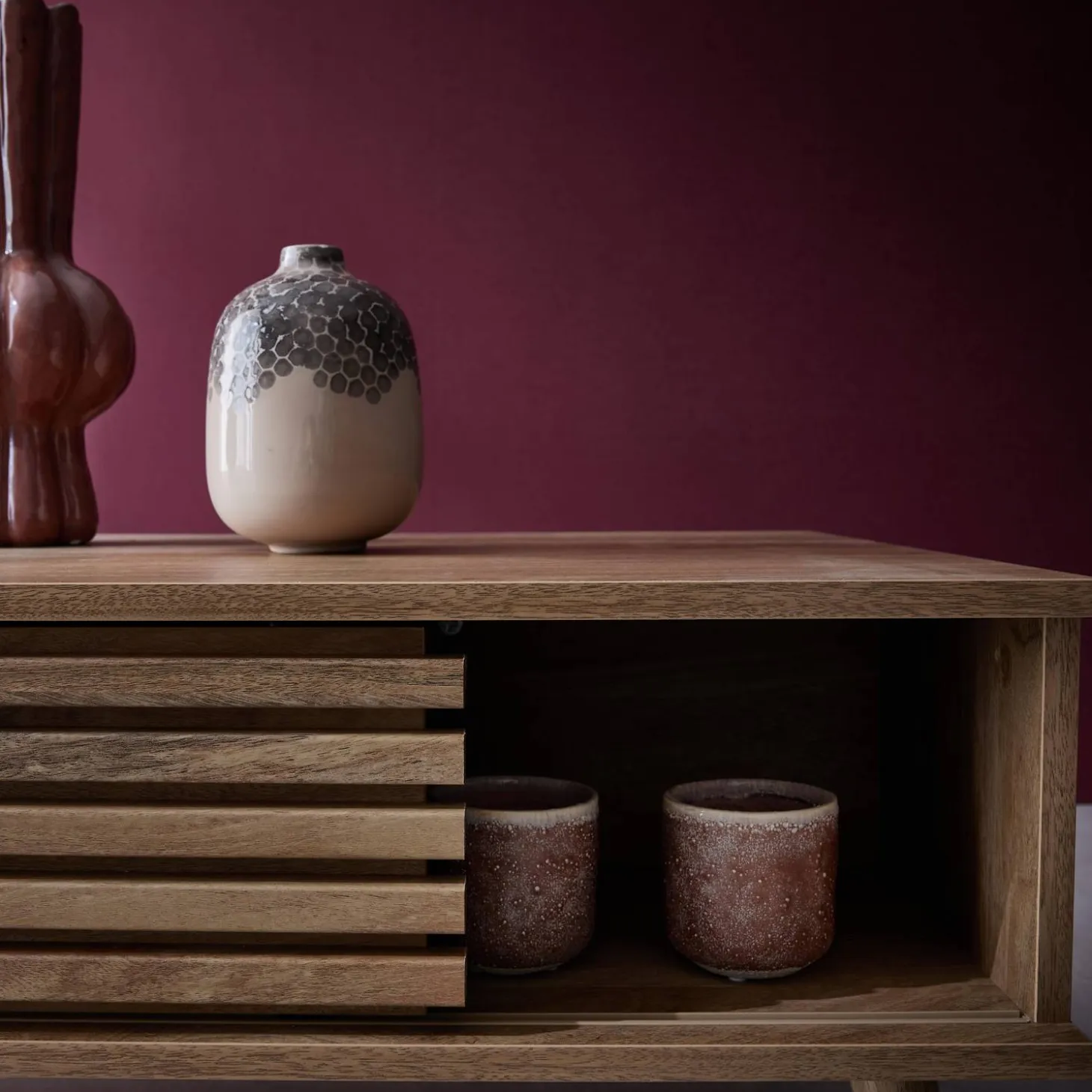 Mesa de centro escandinava con puertas correderas