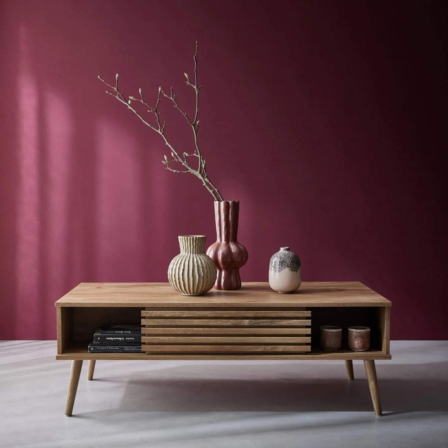 Mesa de centro escandinava con puertas correderas