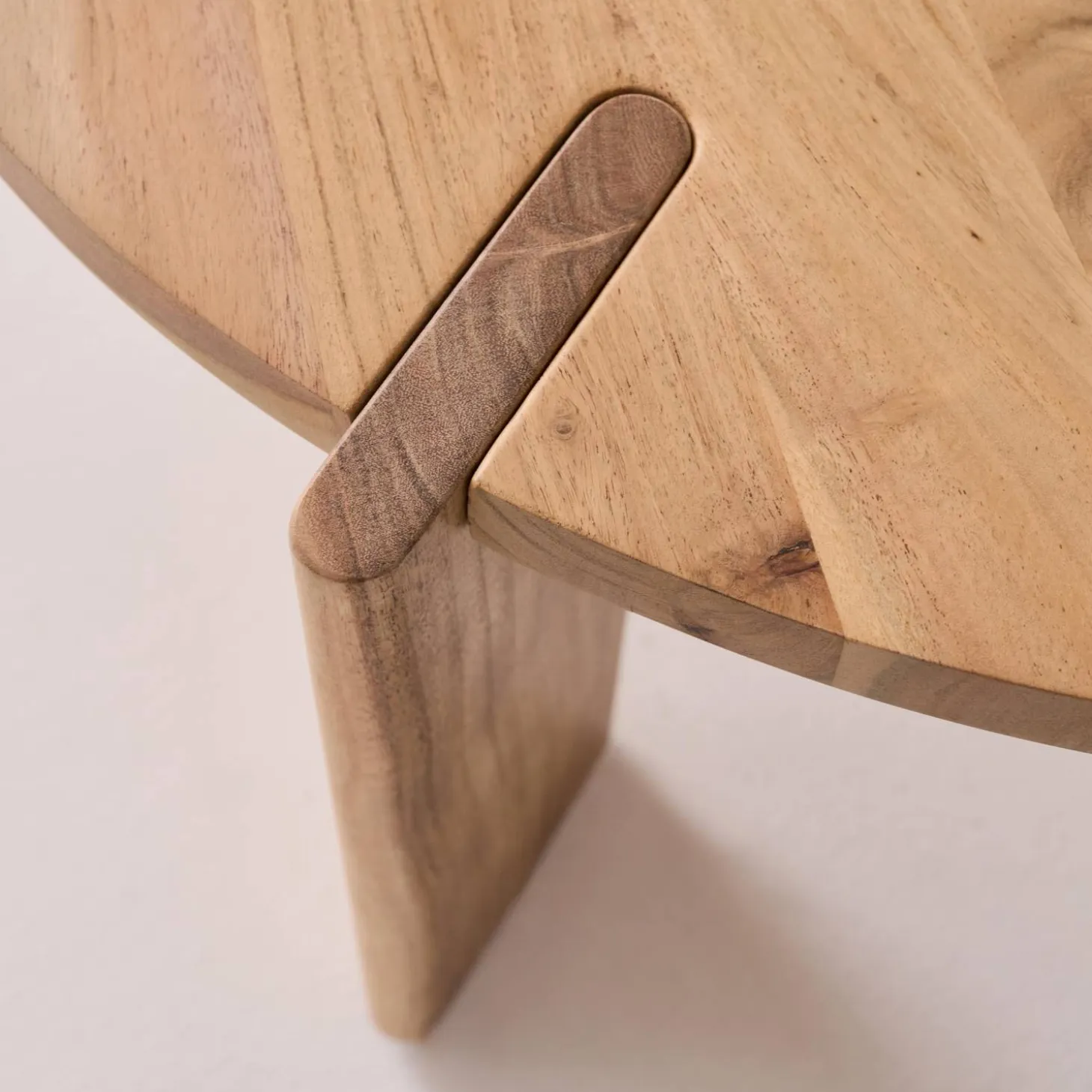 Mesa de centro exótica redonda de madera maciza