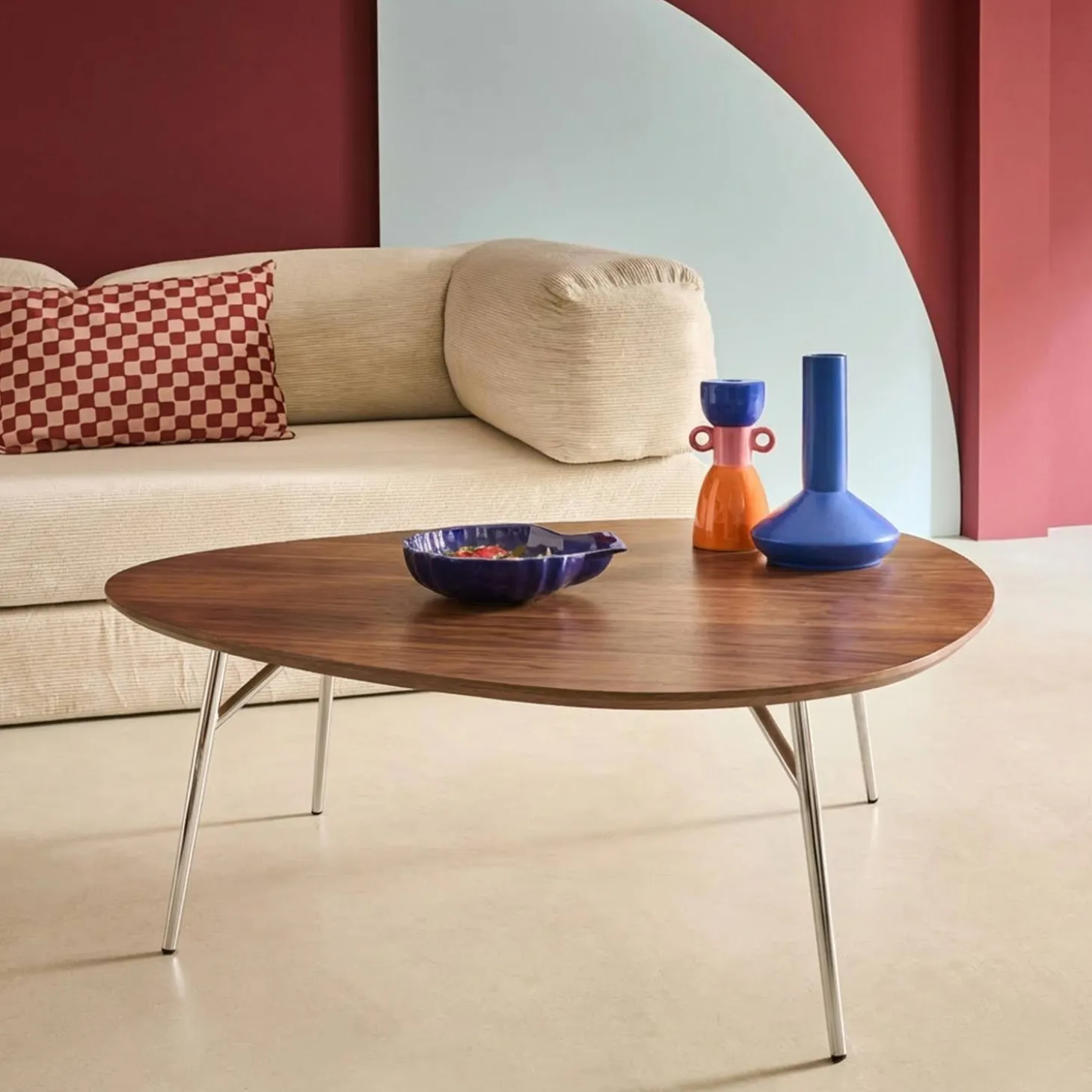Mesa de centro ovalada patas cromadas y efecto madera