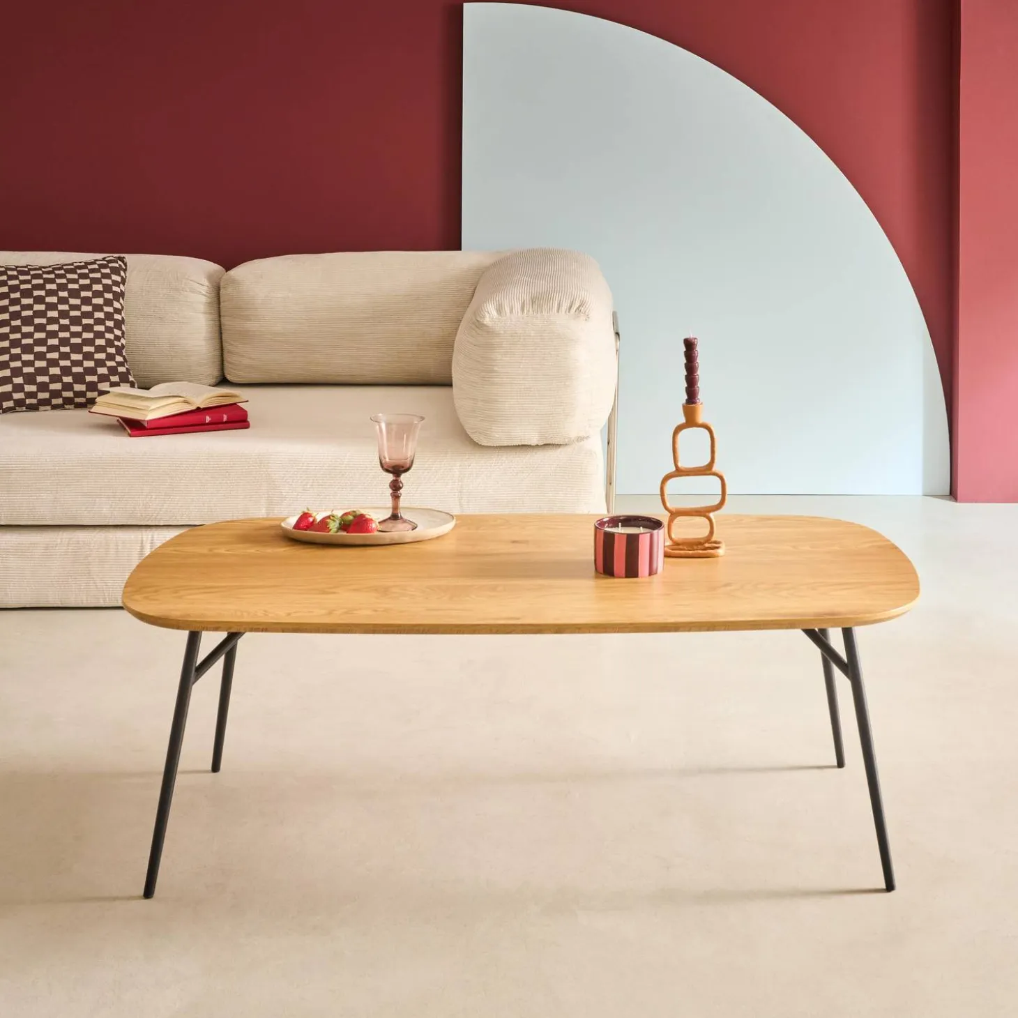 Mesa de centro rectangular con patas de metal negro y efecto roble