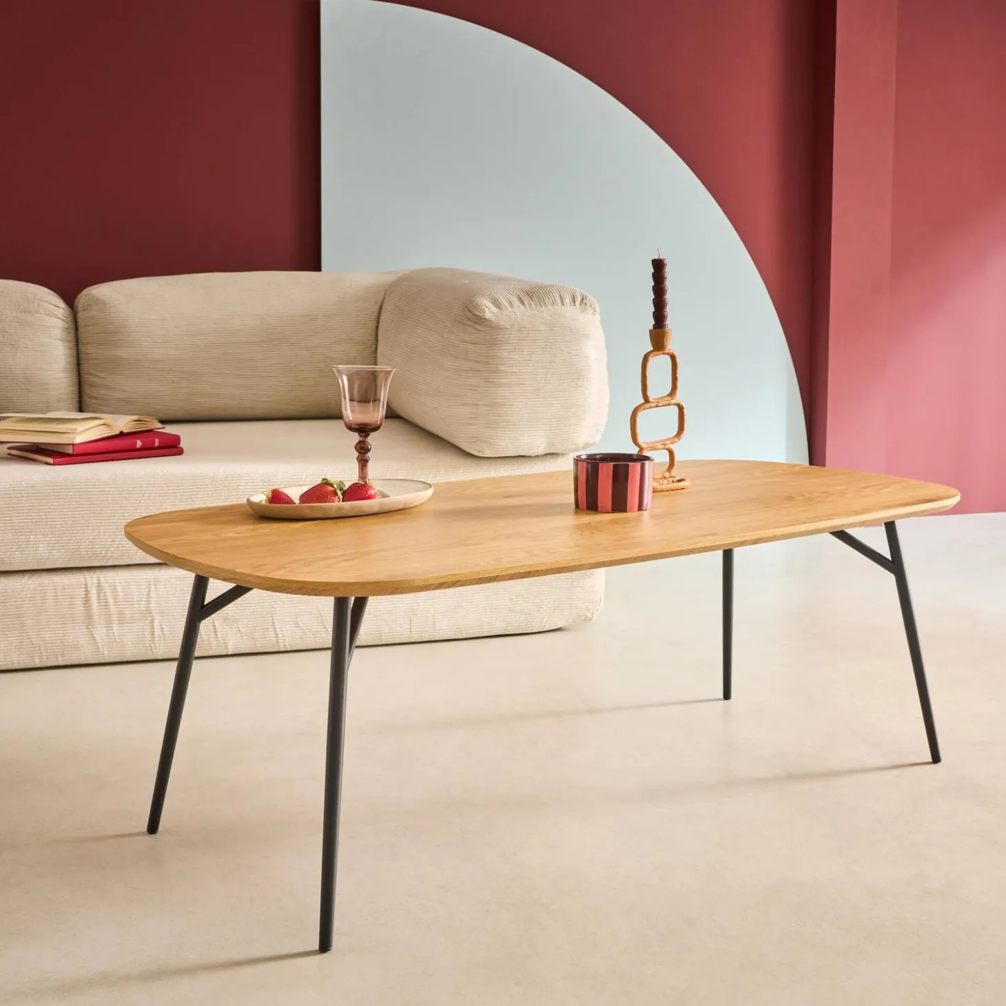 Mesa de centro rectangular con patas de metal negro y efecto roble