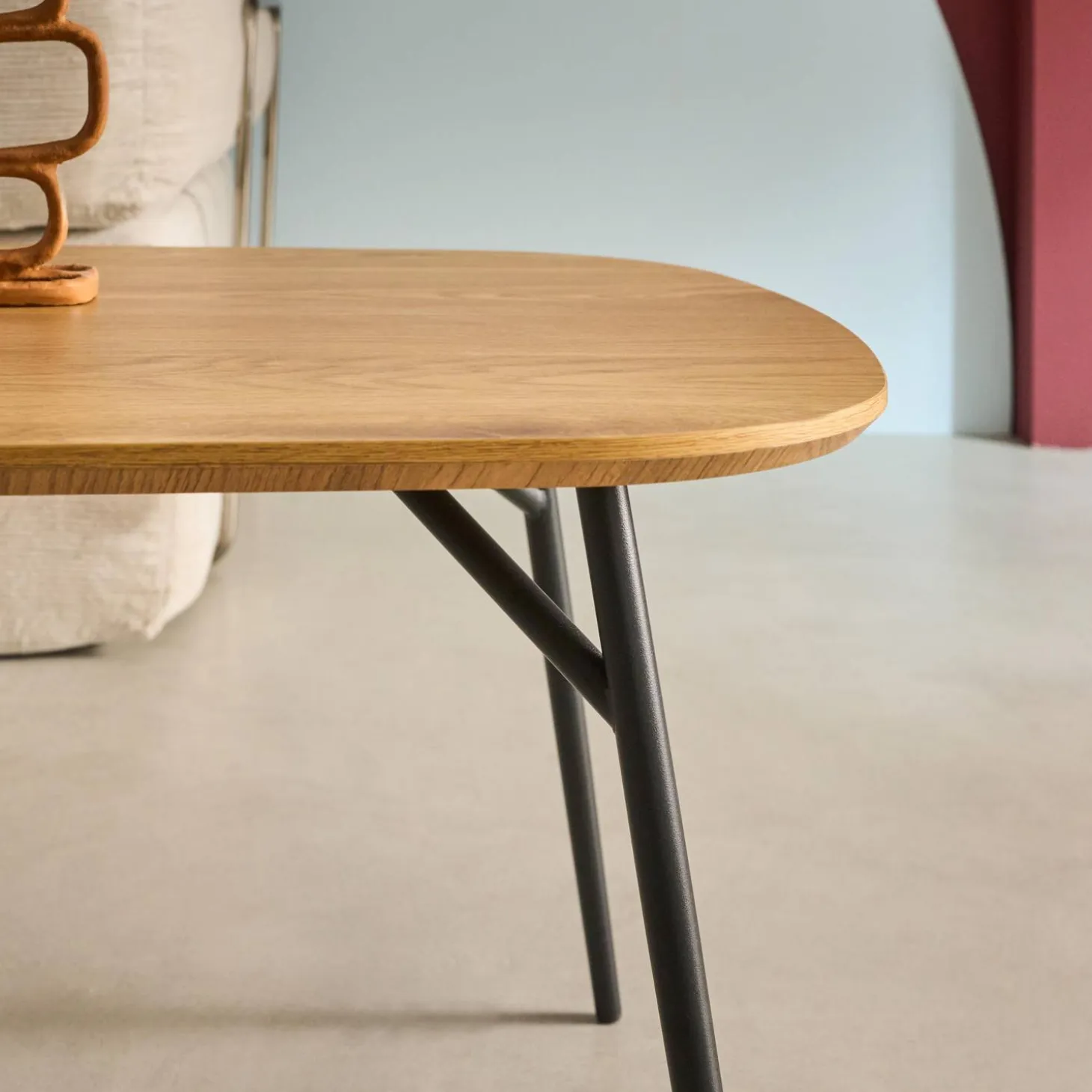 Mesa de centro rectangular con patas de metal negro y efecto roble