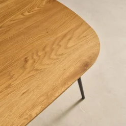 Mesa de centro rectangular con patas de metal negro y efecto roble