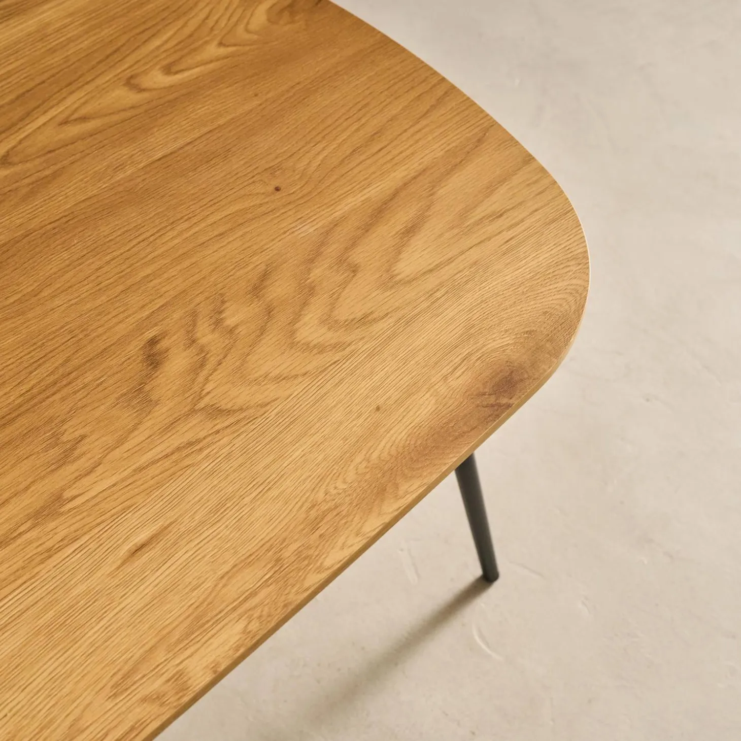 Mesa de centro rectangular con patas de metal negro y efecto roble