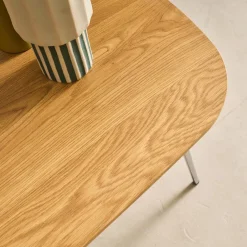 Mesa de centro rectangular con patas cromadas y decoración de madera