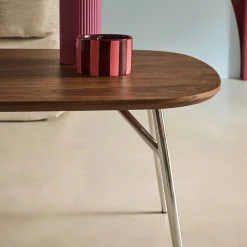 Mesa de centro rectangular con patas cromadas y decoración de madera