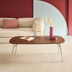 Mesa de centro rectangular con patas cromadas y decoración de madera