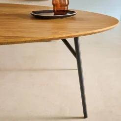 Mesa de centro triangular con patas de metal negras y efecto roble