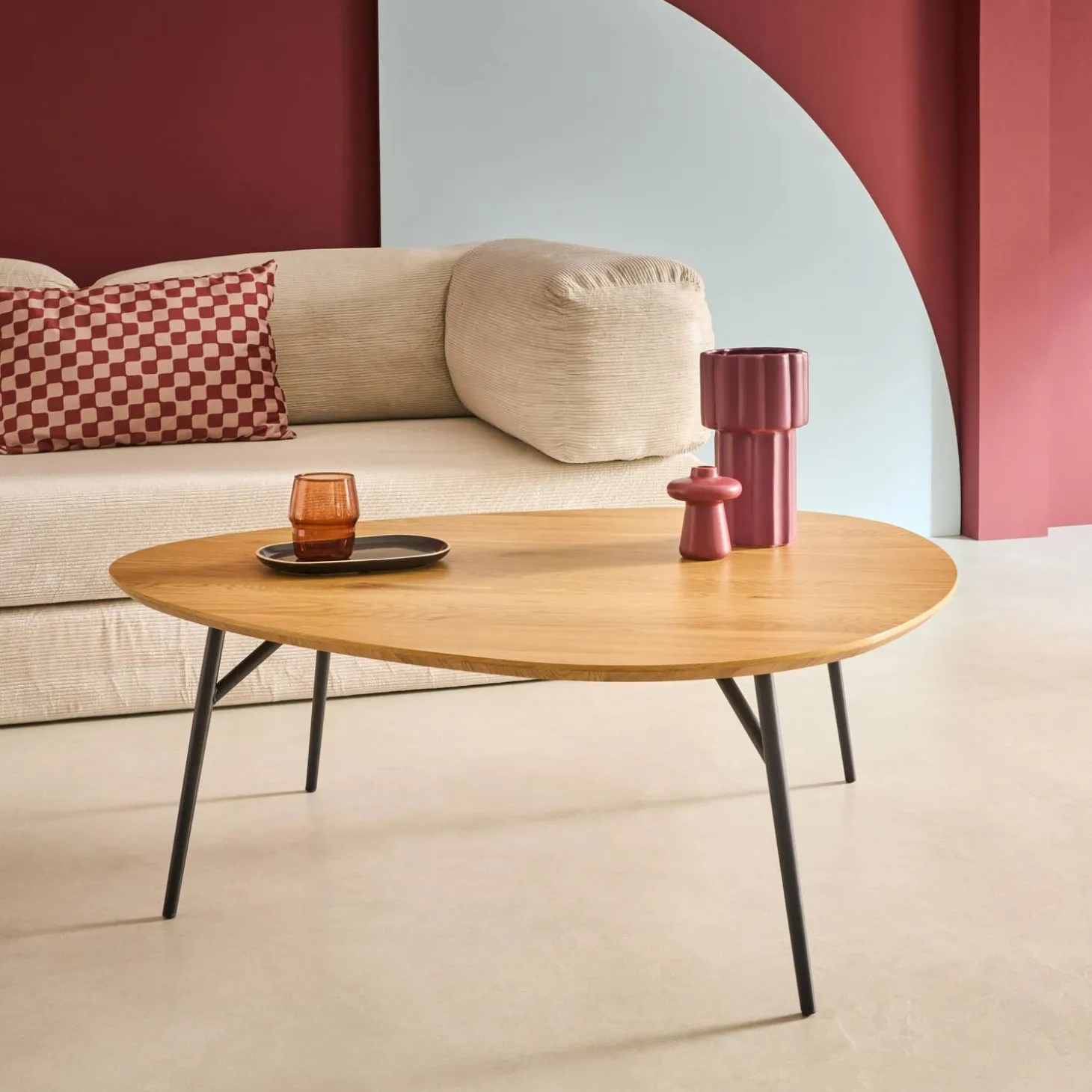 Mesa de centro triangular con patas de metal negras y efecto roble